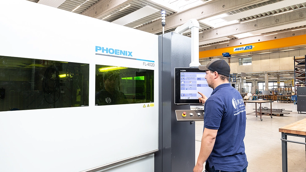 MItarbeiter bedient Maschine