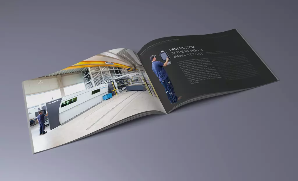 Foto der aufgeklappten Imagebroschüre der BRAUN Aufzugtechnik GmbH